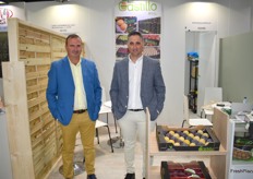 Francisco y Raúl, en el stand de Frutícola Castillo